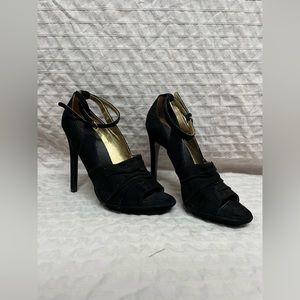 Brand- Ninewest Color- Black/gold Size- Womens 6